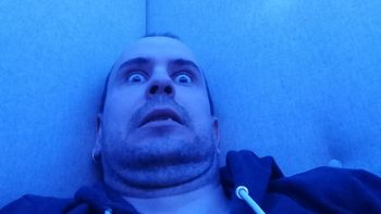 Pekkis istuu pehmustetussa sellissä, ei varsinaisesti unessa muttei oikein valveillakaan.