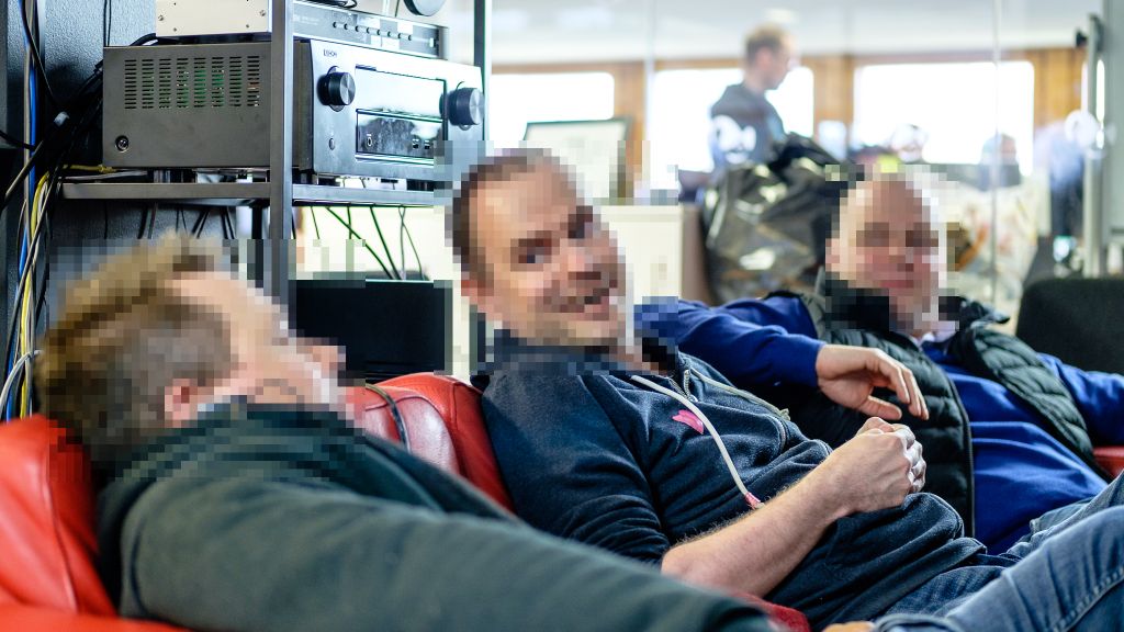 Tarinamme sankarit Pekkis, Pämpy ja Päärynä reunioni-yhteiskuvassa. Kasvot pikselöity turvallisuussyistä.
