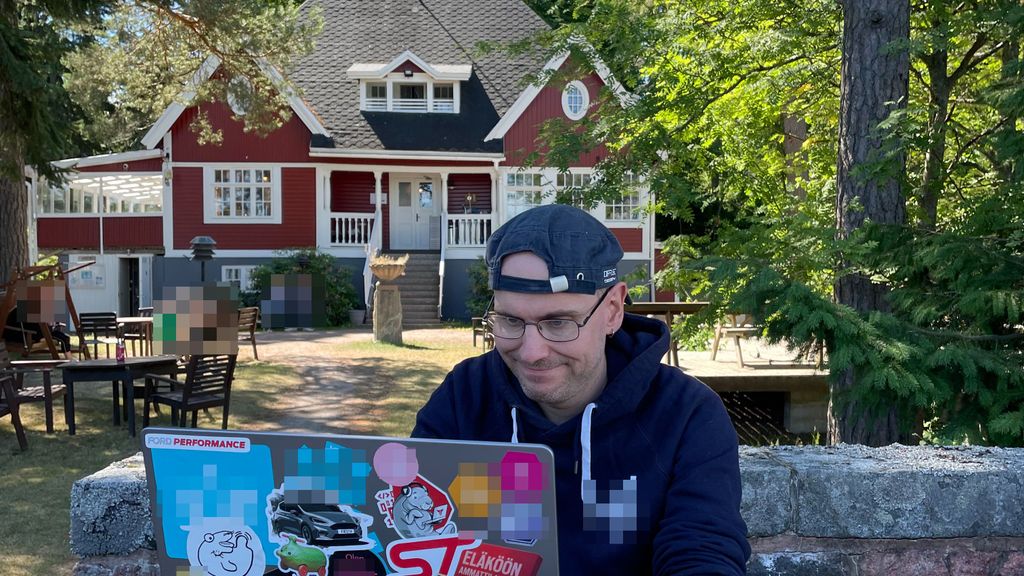 Kesällä vietin etäpäivän tunkkaamassa Yksityisradion kesäsiirtolassa, salaisella seikkailujen saarella.