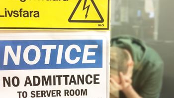 Pekkis palvelinhuoneessa itkemässä