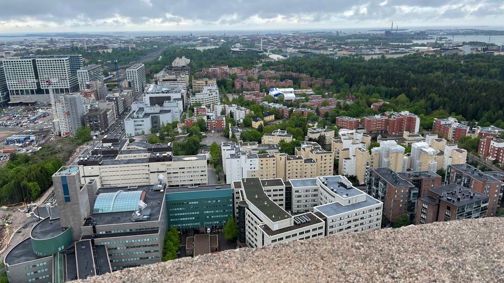 Yksityisradion linkkitorni on ihan OK näköalapaikka kaikkiin eri ilmansuuntiin.